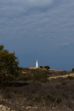Deniz feneri uzakta bulutlu bir havada
