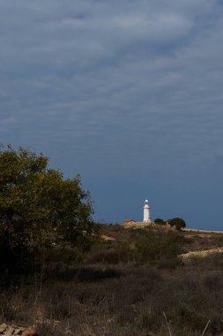 Deniz feneri uzakta bulutlu bir havada