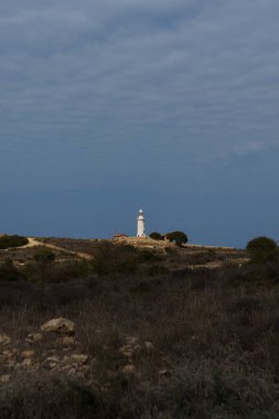 Deniz feneri uzakta bulutlu bir havada