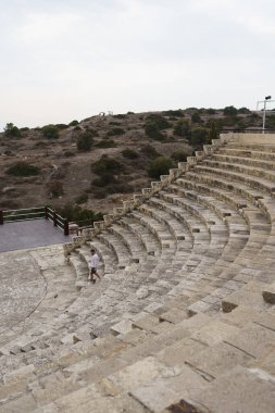Arka planda beyaz deniz feneri olan Colosseum 'un içeriden görüntüsü