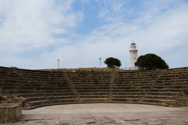 Arka planda beyaz deniz feneri olan Colosseum 'un içeriden görüntüsü