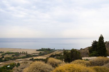 Deniz manzarası ve yeşil alan önümüzde, Kıbrıs Paphos