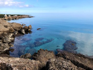 Kıbrıs 'ta önümüzde beyaz kayalık dağlar varken deniz manzarası