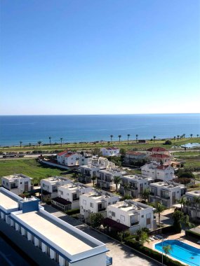 Denizin ve küçük kasabanın insansız hava aracı görüntüsü. Güzel deniz kıyısı aile tatili ve turizm için mükemmel..