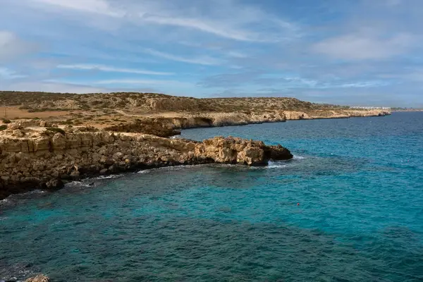 Kıbrıs 'ta önümüzde beyaz kayalık dağlar varken deniz manzarası