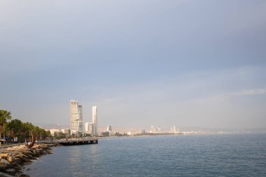 Limasol 'daki deniz ve gökdelenlere bak