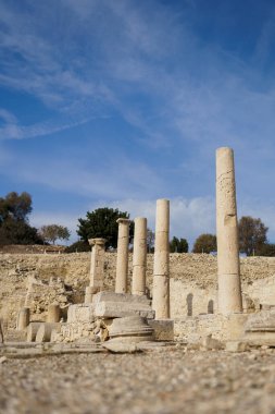 Kıbrıs Paphos 'taki sütunlar. Kolonnatif sokak kalıntıları antik şehir.