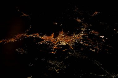 Gece uçaktan Larnaka, Kıbrıs 'a inen hava görüntüsü