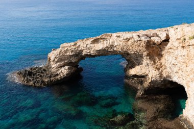 Kıbrıs, Ayia-Napa Aşıklar Köprüsü, kaya kemeri ve güzel mavi gökyüzü