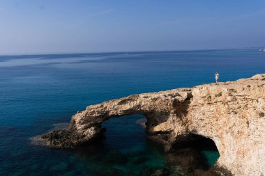 Kıbrıs, Ayia-Napa Aşıklar Köprüsü, kaya kemeri ve güzel mavi gökyüzü