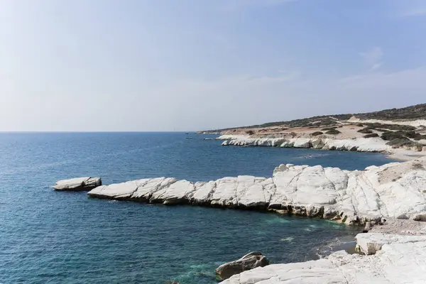 Kıbrıs Rum Kesimi 'nin Limasol plajındaki sahil şeridi ve büyük beyaz tebeşir taşı manzarası. Dik kayalıklar ve derin mavi deniz