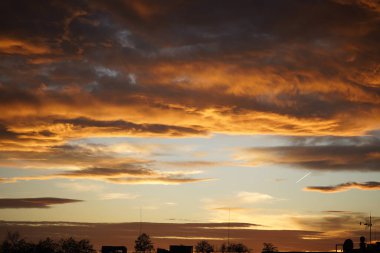 Ateşli turuncu günbatımı gökyüzü. Güzel gökyüzü.