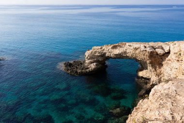 Kıbrıs, Ayia-Napa Aşıklar Köprüsü, kaya kemeri ve güzel mavi gökyüzü