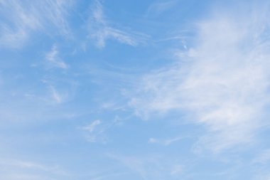 Beyaz bulutlu mavi gökyüzü, parçalı bulutlu arkaplan