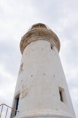 Arkaplan olarak beyaz deniz feneri ve beyaz bulutlu gökyüzü