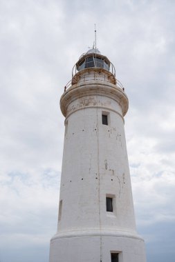 Arkaplan olarak beyaz deniz feneri ve beyaz bulutlu gökyüzü