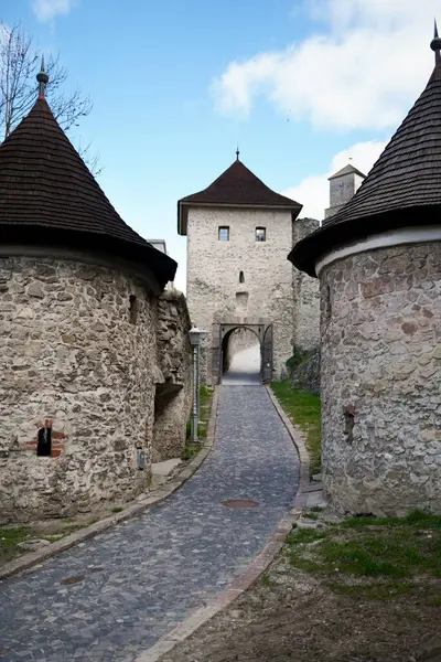 Slovakya Trencin Kalesi giriş ve saat kulesinin görüntüsü