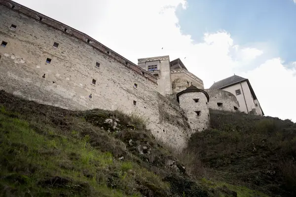 Trencin kale duvarları ve eski kulelerin manzarası