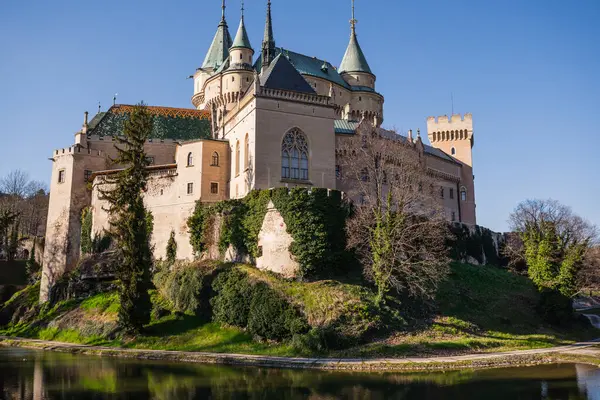 Bojnice Ortaçağ Kalesi 'nin havadan görünüşü, Slovakya' daki UNESCO mirası. Gotik ve Rönesans öğeleri 12. yüzyılda yapılmış romantik bir şato..