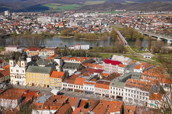 Trencin, Slovakya, Slovakya 'daki ünlü Avrupa şehrinin havadan çekilmiş fotoğrafı. Bir kulesi ve şehrin merkezinde eski bir caddesi var. Vah nehri baharda