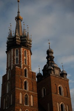 Baharda Krakov Rynek 'teki Sunset' te St. Marys Bazilikası 'nın asimetrik kuleleri