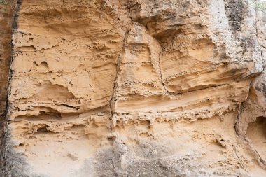Güneş ışınlarındaki bir mağaradaki kumtaşı dokusu. Kıbrıs, Kasım 2023.