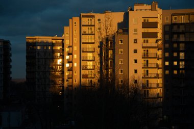 Krakow şehrinin güzel günbatımında, Polonya 'nın yatakhanesi. Pencerede güneş ışınları
