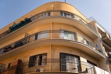 Lefkoşe 'nin Kıbrıs Rum Kesimi' ndeki şirin ve eski balkon ön camları ahşap.