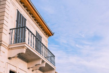 Lefkoşe 'nin Kıbrıs Rum Kesimi' ndeki şirin ve eski balkon ön camları ahşap.