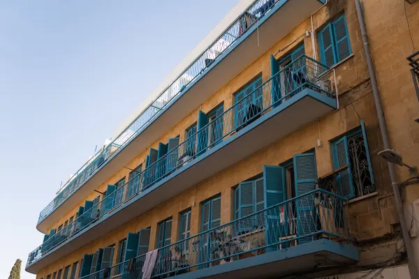 Lefkoşe 'nin Kıbrıs Rum Kesimi' ndeki şirin ve eski balkon ön camları ahşap.