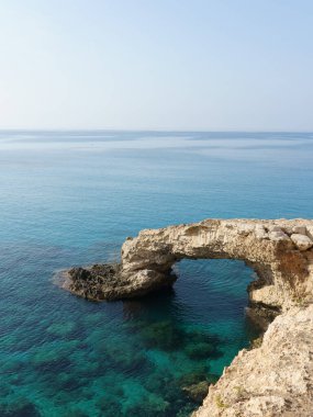 Kıbrıs, Ayia-Napa Aşıklar Köprüsü, kaya kemeri ve güzel mavi gökyüzü