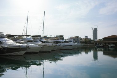 Kıbrıs Rum Kesimi 'nin Paphos kentinde liman ve liman manzarası