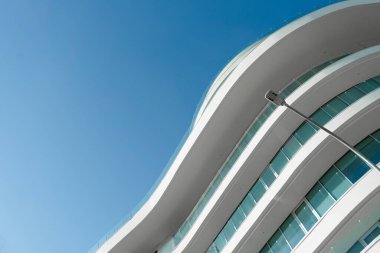 Mavi gökyüzü arkaplanı üzerine yeni bina mimarisi, modern gökyüzünün düşük açılı mimari dış görünümü,