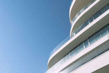 Mavi gökyüzü arkaplanı üzerine yeni bina mimarisi, modern gökyüzünün düşük açılı mimari dış görünümü,