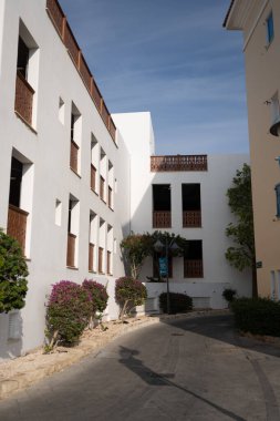 Eski kasabadaki geleneksel Paphos taş evlerinin yanında bir cadde. Kıbrıs Rum Kesimi 'nin Paphos kentindeki eski sokak manzarası.