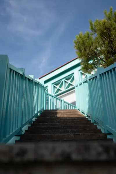 Paphos 'ta çatıya çıkan modern mavi merdiven.