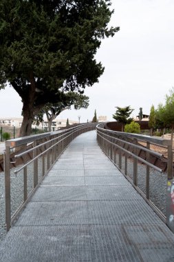 Paphos, Cyprus- 4 Eylül 2023: Paphos Walkway Sky Köprüsü Fabrica Tepesi 'ni Arkeolojik