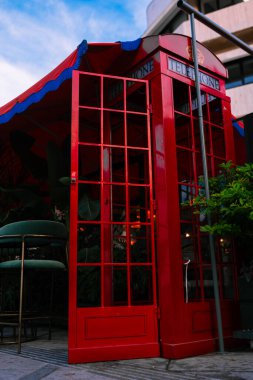Geleneksel olarak, İngiltere 'den nesli tükenmiş kırmızı telefon kulübesi.