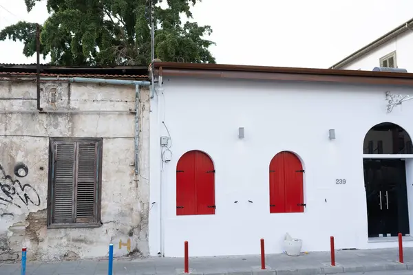 Eski kasabadaki geleneksel Paphos taş evlerinin yanında bir cadde. Kıbrıs Rum Kesimi 'nin Paphos kentindeki eski sokak manzarası.