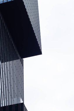 Modern mimari gökdelen binası. Küp şekilleri. Konferans ve iş merkezi.