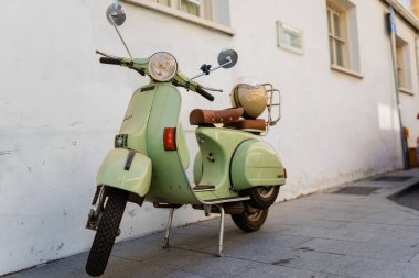 Venedik, İtalya - 20 Mayıs 2023 Vespa scooter 'ı bir atari salonunun altına park etti