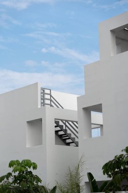 Açık güneşli günlerde genel geometrik minimalist beyaz mimari