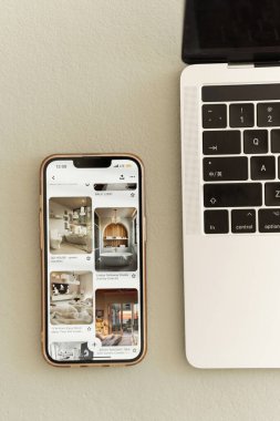 Pinterest iniş sayfası ekranı, Pinterest uygulaması, siyah arkaplanı olan akıllı telefon ekranı, karşılama sayfası: İstanbul, Türkiye - 12.03.24