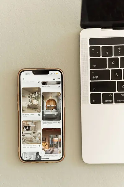 Pinterest iniş sayfası ekranı, Pinterest uygulaması, siyah arkaplanı olan akıllı telefon ekranı, karşılama sayfası: İstanbul, Türkiye - 12.03.24