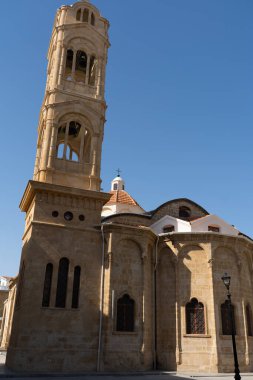 Lefkoşe, Kıbrıs - 03 Kasım 2023. Bej çan kulesi adanın güneybatısında bir manastır. Önemli bir Ortodoks hac alanı.