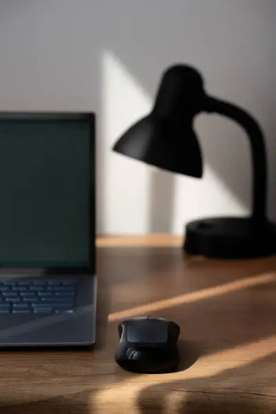Boş ekranlı, modern işyeri olan minimal bir laptop sahnesi. Samimi boşluk.