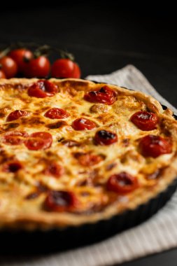 Brokolili Quiche Lorraine turtası, domates ve tavuk filetosu..