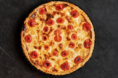 Brokolili Quiche Lorraine turtası, domates ve tavuk filetosu..