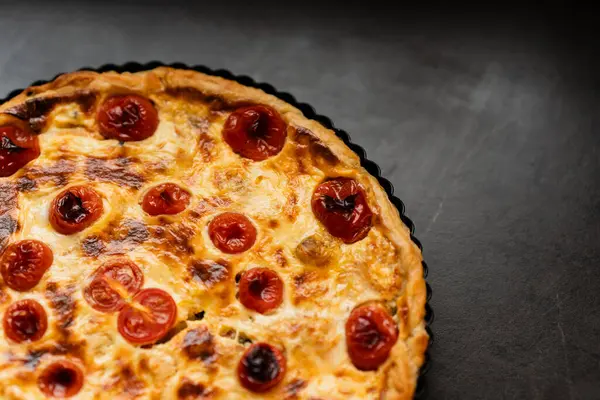 Brokolili Quiche Lorraine turtası, domates ve tavuk filetosu..