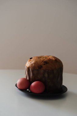 Paskalya. Paskalya pastası ve paskalya yumurtası tabakta. Geleneksel Ukrayna Paskalya yemeği. Hıristiyan bayramı.